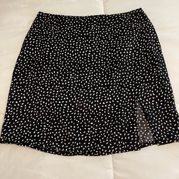 Black with white speckles SHEIN mini skirt with slit - Picture 1 of 2